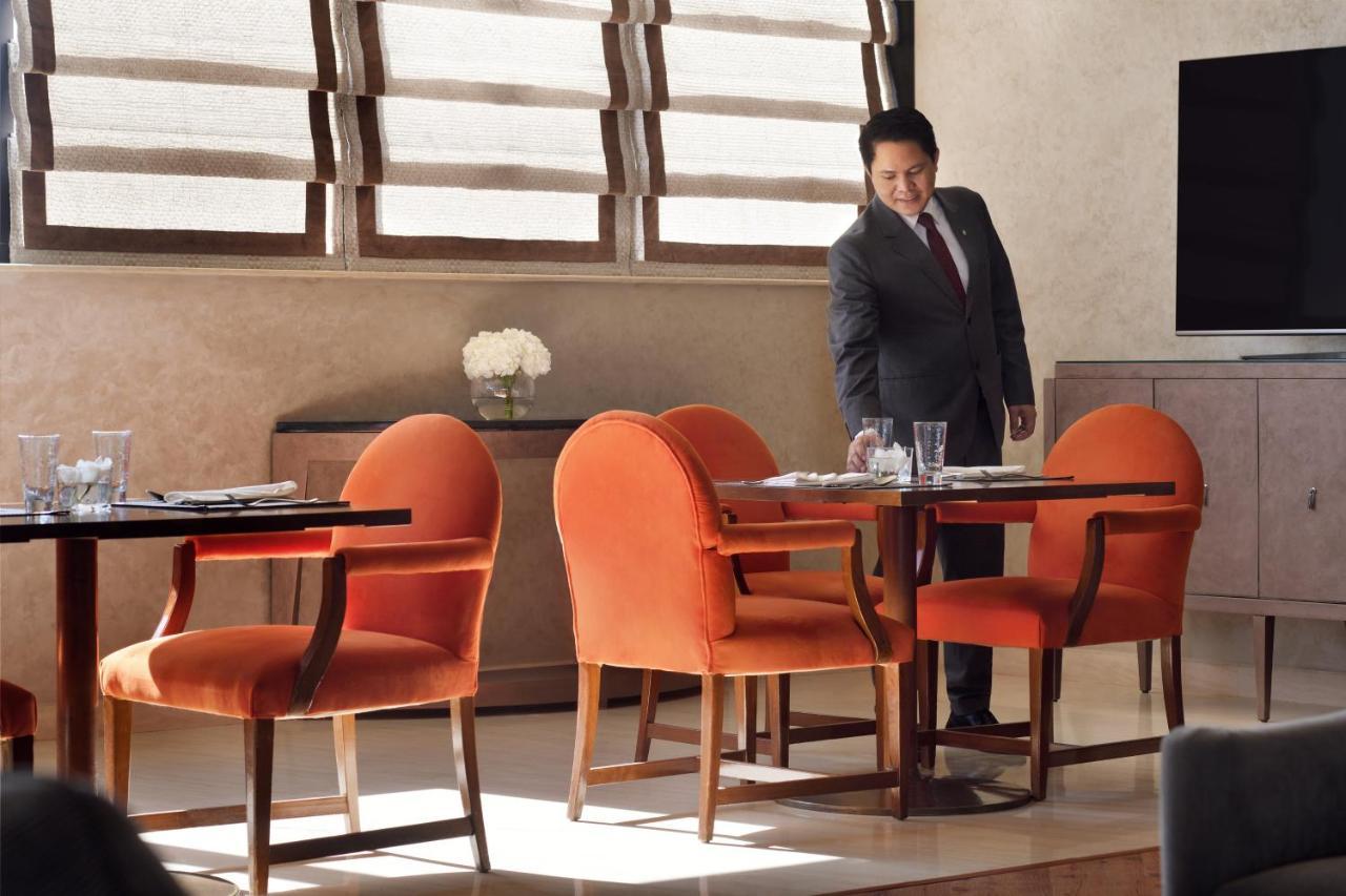 Intercontinental Riyadh By Ihg Exterior foto A butler at the Four Seasons Hotel in Cairo