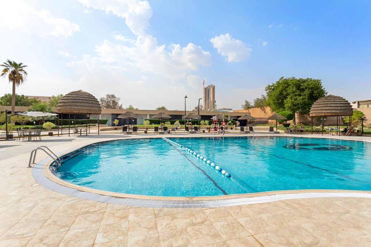 Intercontinental Riyadh By Ihg Exterior foto Swimming pool at the club