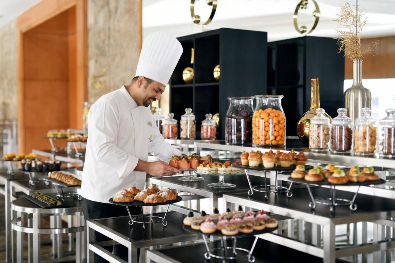 Intercontinental Riyadh By Ihg Exterior foto A pastry chef at work