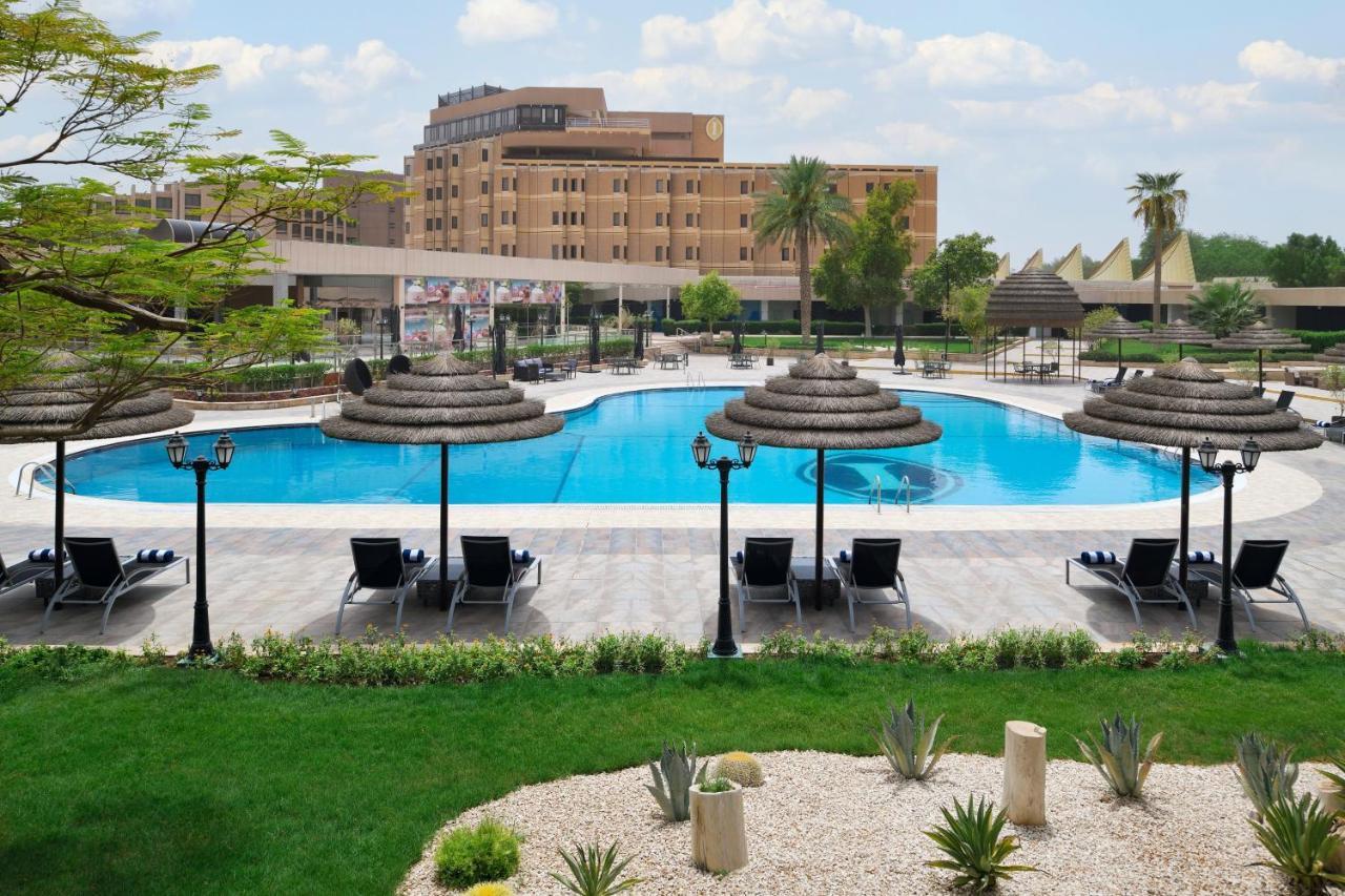 Intercontinental Riyadh By Ihg Exterior foto The pool at the hotel