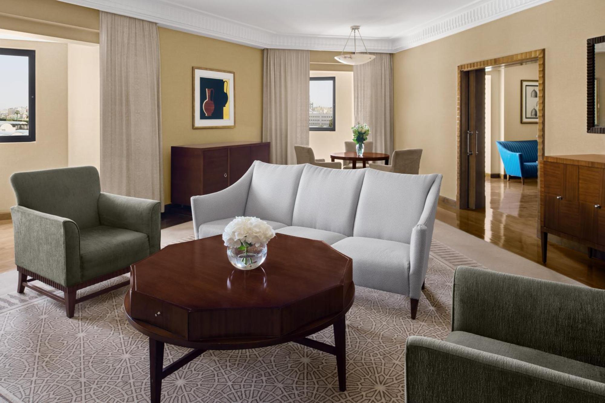 Intercontinental Riyadh By Ihg Exterior foto A living room in a suite at the Hilton San Francisco