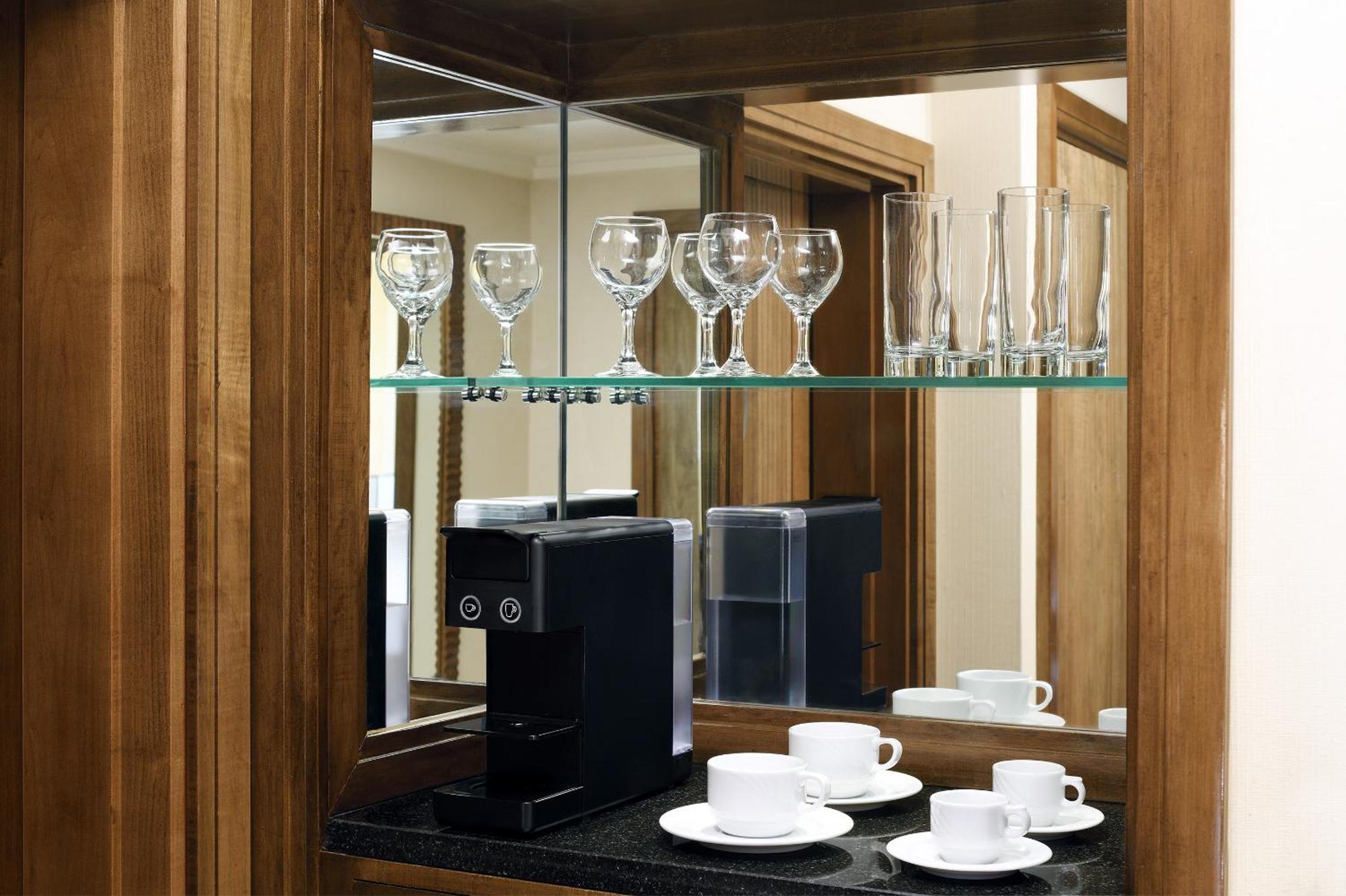 Intercontinental Riyadh By Ihg Exterior foto A Nespresso machine in a hotel room